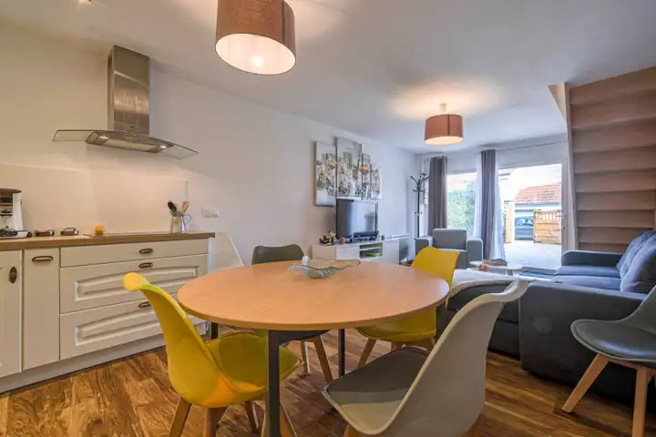 Coin repas avec table ronde et chaises colorées